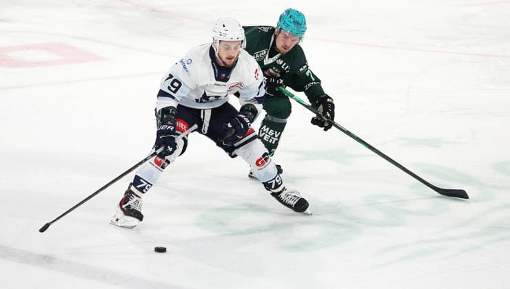 September 25, 2026, Germany, Bietigheim, Ice Hockey: Steelers Bietigheim vs. Blue Devils Weiden; from left: Calvin Pokorny (Weiden), Justin Büsing (Steelers)
