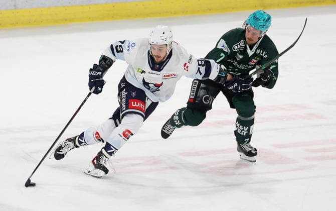 September 25, 2026, Germany, Bietigheim, Ice Hockey: Steelers Bietigheim vs. Blue Devils Weiden; from left: Calvin Pokorny (Weiden), Justin Büsing (Steelers)