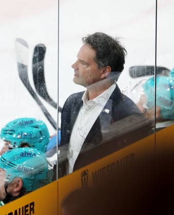 September 25, 2026, Germany, Bietigheim: Ice Hockey—Steelers Bietigheim vs. Blue Devils Weiden; Coach: Tim Kehler (Steelers)