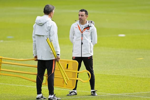 ZEIST - Netherlands goalkeeper coach Patrick Lodewijks and Netherlands national coach Xavi Hernandez during a training session in preparation for the Nations League matches against Greece and Serbia. BART STOUTJESDIJK ANP xVIxANPxSportx xxANPxIVx 570214978 originalFilename: 570214978.jpg