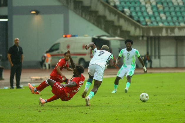 UYO, NIGERIA - SEPTEMBER 25: George Ilenikhena, Ola Aina, Nigeria El Hadary Raheriniana, Jean-Pierre Morgan, Madagascar during the PAMOJA 2027 Africa Cup of Nations (AFCON) qualifier match between Nigeria and Madagascar at Godswill Akpabio Stadium on September 25, 2026 in Uyo, Nigeria. Photo by Nsidibe Akpan Copyright: xx