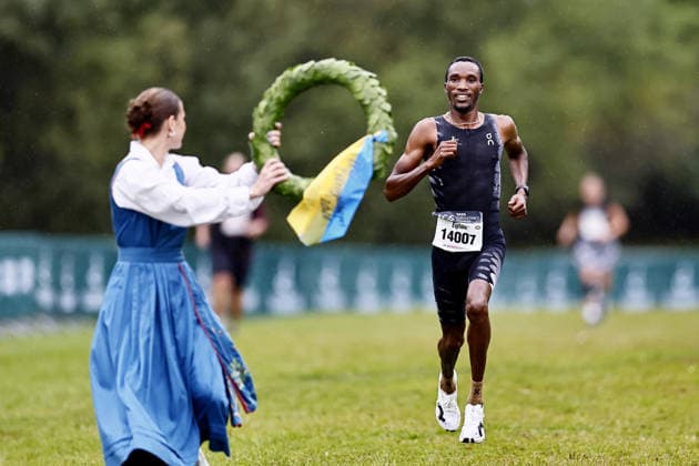 260926 Egide Ntakarutimana, winner of the Men s 15 km race on September 26, 2026, in Lidingö  Copyright: PETERxHOLGERSSON BB260926PH003