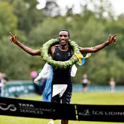 260926 Egide Ntakarutimana, winner of the Men’s 15 km race, September 26, 2026, in Lidingö  Copyright: PETERxHOLGERSSON BB260926PH009