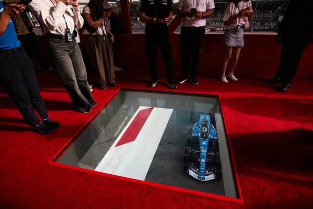 23 ALBON Alexander (THA), Williams F1 Team FW48, in action at the 2026 Formula 1 Azerbaijan Grand Prix, Round 15, Baku 2026 RUSSELL George (GBR), Mercedes AMG F1 Team W17, portrait at the 2026 Formula 1 Azerbaijan Grand Prix, Round 15, Baku 2026 23 ALBON Alexander (THA), Williams F1 Team FW48, action during the 2026 Formula 1 Azerbaijan Grand Prix, the 15th round of the 2026 Formula One World Championship from September 24 to 26, 2026 at the Baku City Circuit in Baku, Azerbaijan. Photo by Eric Alonso, DPPI Azerbaijan