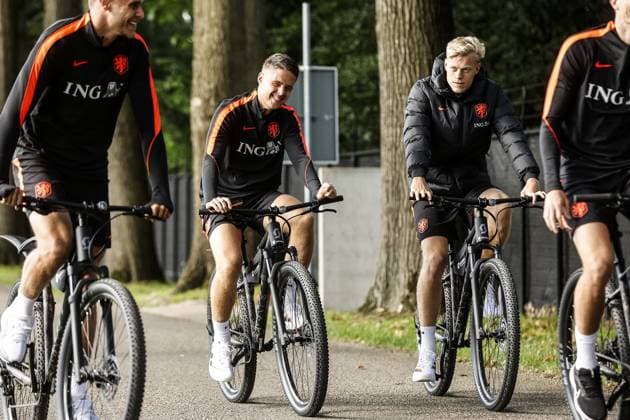 ZEIST - Joey Veerman of the Netherlands and Jan Paul van Hecke of the Netherlands arrive at training in preparation for the Nations League matches against Greece and Serbia. BART STOUTJESDIJK ANP xVIxANPxSportx xxANPxIVx 570218409 originalFilename: 570218409.jpg