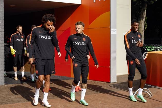 ZEIST - Joshua Zirkzee, Noa Lang of the Netherlands, Denzel Dumfries of the Netherlands during a training session in preparation for the Nations League matches against Greece and Serbia. BART STOUTJESDIJK ANP xVIxANPxSportx xxANPxIVx 570219041 originalFilename: 570219041.jpg