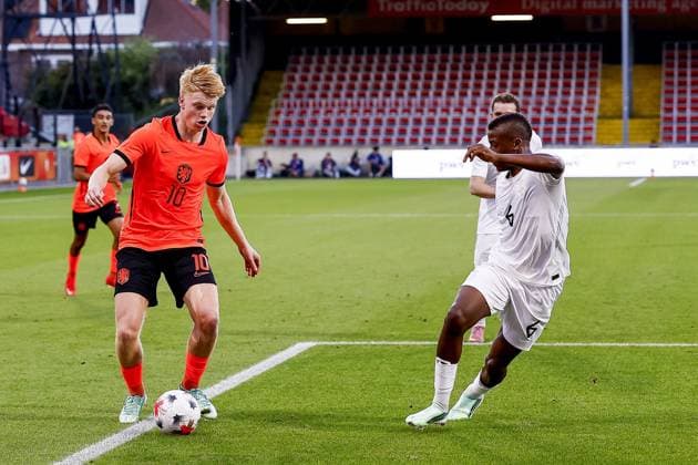 DEVENTER , 25-09-2026 , Stadium De Adelaarshorst , season 2026 2027 , EURO U-21 Qualification football . match between Netherlands U-21 and Norway U-21, FINAL RESULT 0-0, Picture shows Netherlands U21, U 21 player Kees Smit Norway U21 player Tobias Moi Netherlands U21 - Norway U21  x207587688x Copyright: