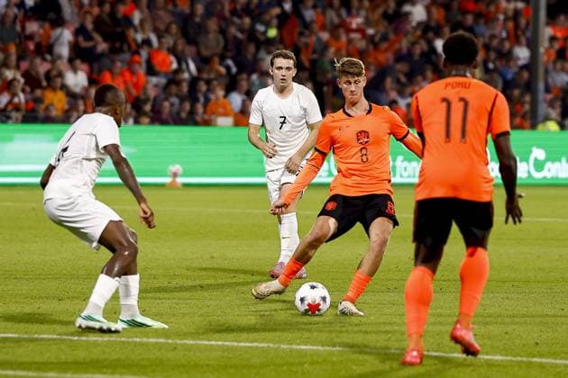 DEVENTER , 25-09-2026 , Stadium De Adelaarshorst , season 2026 2027 , EURO U-21 Qualification football . match between Netherlands U-21 and Norway U-21, FINAL RESULT 0-0, Picture shows Norway U21, U 21 player Edvin Austbo Netherlands U21 player Dave Kwakman Netherlands U21 - Norway U21  x207587694x Copyright: