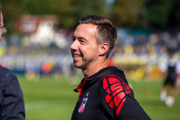 GER, Leipzig, Soccer, Northeast Regional League, Matchday 11, 1 FC Lokomotive Leipzig vs. FC Rot Weiß Erfurt. Pictured, from left: Fabian Gerber, head coach of FC Rot Weiß Erfurt, before the game, emotional, smiling, September 26, 2026, Bruno Plache Stadium, Leipzig. DFB regulations prohibit any use of photographs as image sequences and or quasi-video, Copyright: HMBxMedia PaulxFritz