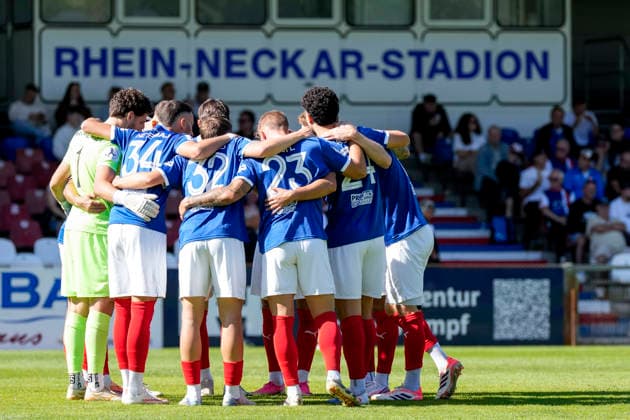 VfR Mannheim players gather in a team huddle before kickoff; huddle, team huddle, concentration, camaraderie, pep talk, motivation, September 26, 2026, Mannheim, Germany, soccer, Regionalliga Südwest, VfR Mannheim, SG Barockstadt, Fulda, Lehnerz xozx