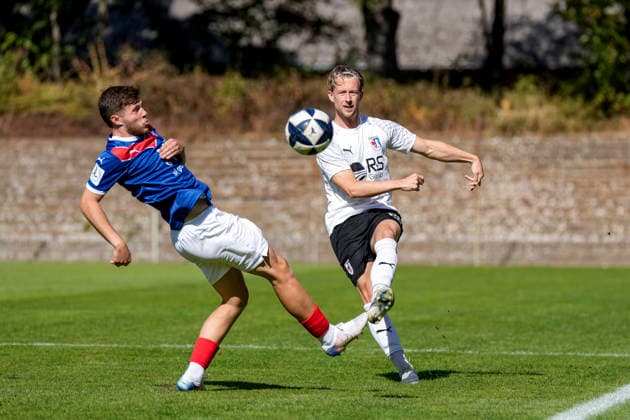 v li Vincent Moreno Giesel VfR Mannheim, 32, Kevin Hillmann SG Barockstadt, 20, tackle, game scene, duel, tackle, tackling, dynamic, action, 09 26 2026, Mannheim, Germany, soccer, Regionalliga Südwest, VfR Mannheim, SG Barockstadt, Fulda, Lehnerz xozx