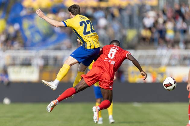 GER, Leipzig, Soccer, Northeast Regional League, Matchday 11, 1 FC Lokomotive Leipzig vs. FC Rot Weiß Erfurt (pictured, from left): Dorian Cevis (Lokomotive Leipzig 22), Benjika Caciel (FC Rot Weiß Erfurt 08), tackle on September 26, 2026, Bruno Plache Stadium, Leipzig. DFB regulations prohibit any use of photographs as image sequences and or quasi-video, Copyright: HMBxMedia PaulxFritz