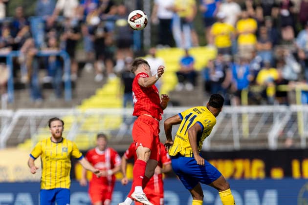 GER, Leipzig, Soccer, Northeast Regional League, Matchday 11, 1 FC Lokomotive Leipzig vs. FC Rot Weiß Erfurt; pictured from left: Laurenz Dehl (FC Rot Weiß Erfurt, 29), Ayodele Adetula (Lokomotive Leipzig, 11), tackle on September 26, 2026, Bruno Plache Stadium, Leipzig. DFB regulations prohibit any use of photographs as image sequences and or quasi-video, Copyright: HMBxMedia PaulxFritz