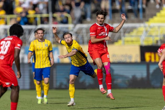 GER, Leipzig, soccer, Northeast Regional League, Matchday 11, 1 FC Lokomotive Leipzig vs. FC Rot Weiß Erfurt; pictured from left: Dorian Cevis (Lokomotive Leipzig, 22), Dustin Forkel (FC Rot Weiß Erfurt, 17), tackle on September 26, 2026, Bruno Plache Stadium, Leipzig. DFB regulations prohibit any use of photographs as image sequences and or quasi-video, Copyright: HMBxMedia PaulxFritz