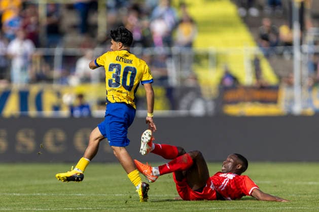 GER, Leipzig, Soccer, Northeast Regional League, Matchday 11, 1 FC Lokomotive Leipzig vs. FC Rot Weiß Erfurt (pictured, from left): Eren Oetztuerk (Lokomotive Leipzig 30), Benjika Caciel (FC Rot Weiß Erfurt 08), tackle on September 26, 2026, Bruno Plache Stadium, Leipzig. DFB regulations prohibit any use of photographs as image sequences and or quasi-video, Copyright: HMBxMedia PaulxFritz