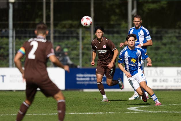 September 26, 2026, Soccer, Men s, Regionalliga Nord, Matchday 16, FC St. Pauli II vs. BSV Kickers Emden: Sandro Plechaty (17, BSV Kickers Emden) in a tackle with Haron Sabah (7, FC St. Pauli II)