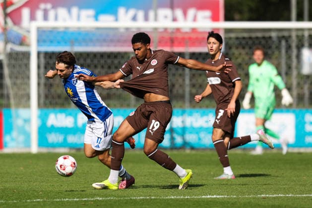 September 26, 2026, Soccer, Men s, Regionalliga Nord, Matchday 16, FC St. Pauli II vs. BSV Kickers Emden: Sandro Plechaty (17, BSV Kickers Emden) in a tackle with Jack Wardius (19, FC St. Pauli II)