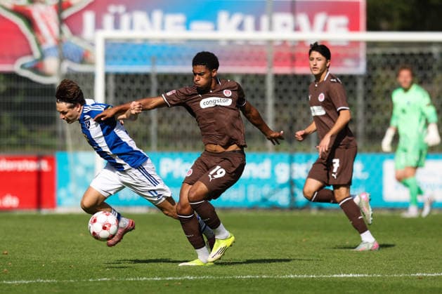 September 26, 2026, Soccer, Men s, Regionalliga Nord, Matchday 16, FC St. Pauli II vs. BSV Kickers Emden: Sandro Plechaty (17, BSV Kickers Emden) in a tackle with Jack Wardius (19, FC St. Pauli II)