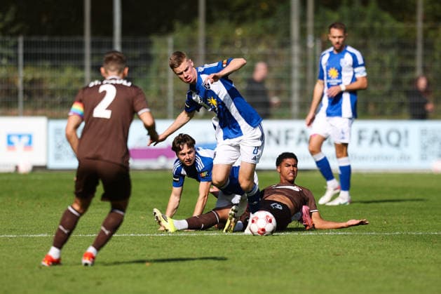 September 26, 2026, Soccer, Men s, Regionalliga Nord, Matchday 16, FC St. Pauli II vs. BSV Kickers Emden: Jannes Warnken (No. 23, BSV Kickers Emden) and Sandro Plechaty (No. 17, BSV Kickers Emden) in a tackle with Jack Wardius (No. 19, FC St. Pauli II)