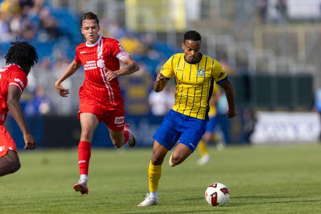 GER, Leipzig, Soccer, Northeast Regional League, Matchday 11, 1 FC Lokomotive Leipzig vs. FC Rot-Weiß Erfurt (pictured, from left): Til Linus Schwarz (FC Rot-Weiß Erfurt 03), Ayodele Adetula (Lokomotive Leipzig 11), tackle on September 26, 2026, Bruno Plache Stadium, Leipzig. DFB regulations prohibit any use of photographs as image sequences and or quasi-video, Copyright: HMBxMedia PaulxFritz