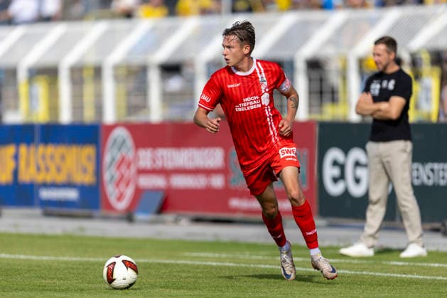 GER, Leipzig, Soccer, Northeast Regional League, Matchday 11, 1 FC Lokomotive Leipzig vs. FC Rot Weiß Erfurt; pictured from left: Til, Linus Schwarz (FC Rot Weiß Erfurt 03), in action with the ball, September 26, 2026, Bruno Plache Stadium, Leipzig. DFB regulations prohibit any use of photographs as image sequences and or quasi-video, Copyright: HMBxMedia PaulxFritz