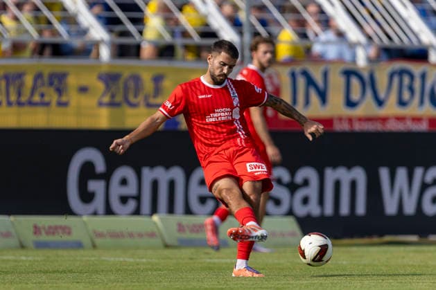 GER, Leipzig, Soccer, Northeast Regional League, Matchday 11, 1 FC Lokomotive Leipzig vs. FC Rot Weiß Erfurt; pictured from left: Sofiane Ikene (FC Rot Weiß Erfurt 04), in action with the ball, September 26, 2026, Bruno Plache Stadium, Leipzig. DFB regulations prohibit any use of photographs as image sequences and or quasi-video, Copyright: HMBxMedia PaulxFritz