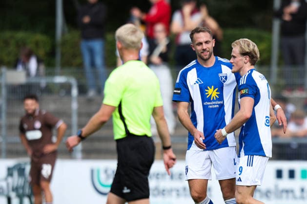 September 26, 2026, Soccer, Men s, Regionalliga Nord, Matchday 16, FC St. Pauli II vs. BSV Kickers Emden; Celebration of the 0–1 goal by Theo Schröder (No. 9, BSV Kickers Emden); BSV Kickers Emden, pictured here with Fabian Herbst (No. 4, BSV Kickers Emden)