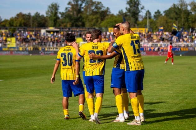 GER, Leipzig, Soccer, Northeast Regional League, Matchday 11, 1 FC Lokomotive Leipzig vs. FC Rot Weiß Erfurt; pictured from left: Eren Oetztuerk (Lokomotive Leipzig 30), Dorian Cevis, Lokomotive Leipzig 22, Ayodele Adetula, Lokomotive Leipzig 11, Djamal Ziane, Lokomotive Leipzig 13, goal celebration September 26, 2026, Bruno Plache Stadium, Leipzig. DFB regulations prohibit any use of photographs as image sequences and or quasi-video, Copyright: HMBxMedia PaulxFritz