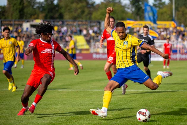 GER, Leipzig, Soccer, Northeast Regional League, Matchday 11, 1 FC Lokomotive Leipzig vs. FC Rot-Weiß Erfurt (pictured, from left): Ayooluwa Adesida (FC Rot-Weiß Erfurt, 38), Ayodele Adetula (Lokomotive Leipzig, 11), tackle on September 26, 2026, Bruno Plache Stadium, Leipzig. DFB regulations prohibit any use of photographs as image sequences and or quasi-video, Copyright: HMBxMedia PaulxFritz