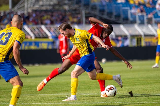 GER, Leipzig, Soccer, Northeast Regional League, Matchday 11, 1 FC Lokomotive Leipzig vs. FC Rot Weiß Erfurt (pictured, from left): Dorian Cevis (Lokomotive Leipzig 22), Benjika Caciel (FC Rot Weiß Erfurt 08), tackle on September 26, 2026, Bruno Plache Stadium, Leipzig. DFB regulations prohibit any use of photographs as image sequences and or quasi-video, Copyright: HMBxMedia PaulxFritz