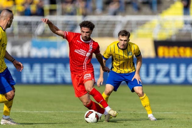 GER, Leipzig, Soccer, Northeast Regional League, Matchday 11, 1 FC Lokomotive Leipzig vs. FC Rot-Weiß Erfurt (pictured, from left: Romarjo Hajrulla, FC Rot-Weiß Erfurt 09), tackle, action with the ball, September 26, 2026, Bruno Plache Stadium, Leipzig. DFB regulations prohibit any use of photographs as image sequences and or quasi-video, Copyright: HMBxMedia PaulxFritz