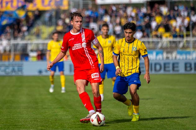GER, Leipzig, Soccer, Northeast Regional League, Matchday 11, 1 FC Lokomotive Leipzig vs. FC Rot Weiß Erfurt; pictured from left: Til, Linus, Schwarz (FC Rot Weiß Erfurt 03), in action with the ball, September 26, 2026, Bruno Plache Stadium, Leipzig. DFB regulations prohibit any use of photographs as image sequences and or quasi-video, Copyright: HMBxMedia PaulxFritz
