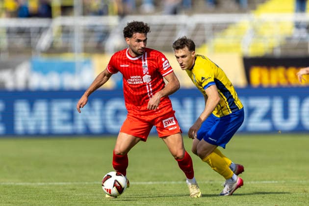 GER, Leipzig, Soccer, Northeast Regional League, Matchday 11, 1 FC Lokomotive Leipzig vs. FC Rot Weiß Erfurt (pictured, from left: Romarjo Hajrulla of FC Rot Weiß Erfurt 09), tackle on September 26, 2026, Bruno Plache Stadium, Leipzig. DFB regulations prohibit any use of photographs as image sequences and or quasi-video, Copyright: HMBxMedia PaulxFritz