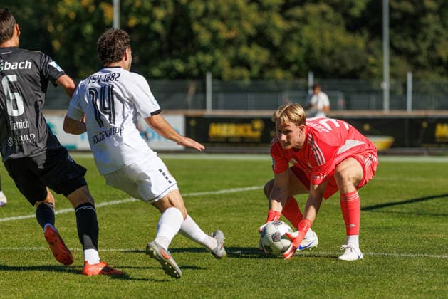Nils Leidenberger (30), SpVgg Ansbach, ahead of Maximilian Holdenrieder (14), TSV Landsberg, during the match between TSV Landsberg and SpVgg Ansbach, soccer, men s, Bavarian Regional League, 2026–2027, Matchday 11 on September 26, 2026, in Landsberg am Lech, Sportpark, Bavaria, Germany