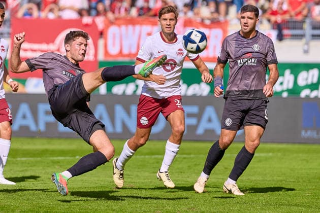Acrobatic shot by Niklas Antlitz (VfR Aalen), 14, Dominik Crljenec (Kickers Offenbach), 20, Michael Kleinschrodt (VfR Aalen), 09 GER, Kickers Offenbach vs. VfR Aalen, Soccer, Regionalliga Southwest Men, Matchday 9, 2026–2027 Season, September 26, 2026 GER, Kickers Offenbach vs. VfR Aalen, Soccer, Regionalliga Southwest Men, Matchday 9, 2026–2027 Season, September 26, 2026, Offenbach am Main Copyright: xEibner-Pressefoto GeraldxOelze-dexStoppanyx EP_ODS