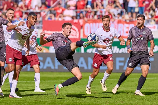 Adam Loune, Kickers Offenbach, 25, acrobatic shot; Niklas Antlitz, VfR Aalen, 14, Dominik Crljenec, Kickers Offenbach, 20, Michael Kleinschrodt, VfR Aalen, September 9, GER, Kickers Offenbach vs. VfR Aalen, soccer, Regionalliga Southwest Men, Matchday 9, 2026–2027 season, September 26, 2026 GER, Kickers Offenbach vs. VfR Aalen, Soccer, Regionalliga Southwest Men, Matchday 9, 2026–2027 season, September 26, 2026 Offenbach am Main Copyright: xEibner-Pressefoto GeraldxOelze-dexStoppanyx EP_ODS