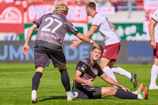 Vico Meien (VfR Aalen), 27, high-fives Niklas Antlitz (VfR Aalen), 14, GER, Kickers Offenbach vs. VfR Aalen, soccer, Regionalliga Southwest Men, Matchday 9, 2026–2027 season, September 26, 2026, GER, Kickers Offenbach vs. VfR Aalen, Soccer, Regionalliga Southwest Men, Matchday 9, 2026–2027 season, September 26, 2026, Offenbach am Main Copyright: xEibner-Pressefoto GeraldxOelze-dexStoppanyx EP_ODS