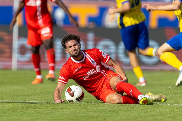 GER, Leipzig, Soccer, Northeast Regional League, Matchday 11, 1 FC Lokomotive Leipzig vs. FC Rot-Weiss Erfurt. Pictured (from left): Romarjo Hajrulla of FC Rot-Weiss Erfurt 09 lies injured on the ground, holding his thigh. September 26, 2026, Bruno Plache Stadium, Leipzig. DFB regulations prohibit any use of photographs as image sequences and or quasi-video, Copyright: HMBxMedia PaulxFritz