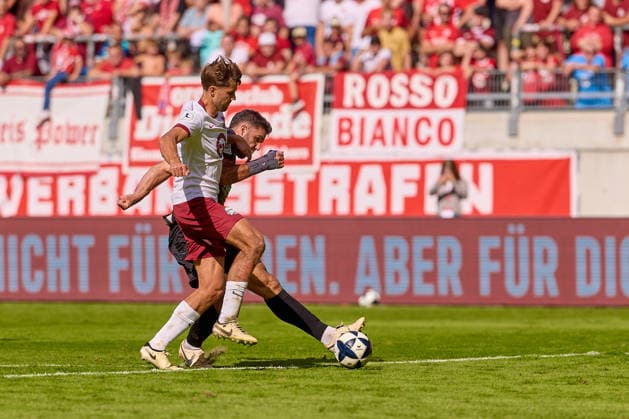 Michael Kleinschrodt (VfR Aalen), No. 9, heading toward the goal; scores to make it 0–2. Dominik Crljenec (Kickers Offenbach), No. 20, is unable to stop him. GER, Kickers Offenbach vs. VfR Aalen, Soccer, Regionalliga Southwest Men, Matchday 9, 2026–2027 season, September 26, 2026 GER, Kickers Offenbach vs. VfR Aalen, Soccer, Regionalliga Southwest Men, Matchday 9, 2026–2027 season, September 26, 2026, Offenbach am Main Copyright: xEibner-Pressefoto GeraldxOelze-dexStoppanyx EP_ODS