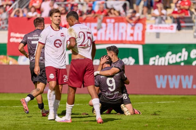 Sasa Maksimovic (VfR Aalen), 07, Bastian Froelich (Kickers Offenbach), 26, and Adam Loune (Kickers Offenbach), 25, look disappointed after the goal that made it 0–2, Goal scorers Michael Kleinschrodt (VfR Aalen, 09) and Dean Melo (VfR Aalen, 18) celebrate; GER, Kickers Offenbach vs. VfR Aalen, soccer, Regionalliga Southwest Men, Matchday 9, 2026–2027 season, September 26, 2026, GER, Kickers Offenbach vs. VfR Aalen, soccer, Regionalliga Southwest Men, Matchday 9, 2026–2027 season, September 26, 2026, Offenbach am Main Copyright: xEibner-Pressefoto GeraldxOelze-dexStoppanyx EP_ODS
