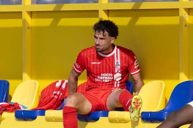 GER, Leipzig, Soccer, Northeast Regional League, Matchday 11, 1 FC Lokomotive Leipzig vs. FC Rot Weiß Erfurt in the photo: from left, Romarjo Hajrulla of FC Rot Weiß Erfurt 09, with a pained expression and a bandaged thigh, sits on the bench on September 26, 2026, Bruno Plache Stadium, Leipzig. DFB REGULATIONS PROHIBIT ANY USE OF PHOTOGRAPHS AS IMAGE SEQUENCES AND OR QUASI-VIDEO, Copyright: HMBxMedia PaulxFritz
