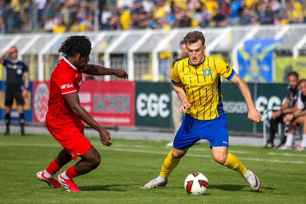 GER, Leipzig, Soccer, Northeast Regional League, Matchday 11, 1 FC Lokomotive Leipzig vs. FC Rot Weiß Erfurt (pictured, from left): Ayooluwa Adesida, FC Rot Weiß Erfurt 38, Jonas Arcalean, Lokomotive Leipzig 17, tackle, September 26, 2026, Bruno Plache Stadium, Leipzig. DFB regulations prohibit any use of photographs as image sequences and or quasi-video, Copyright: HMBxMedia PaulxFritz