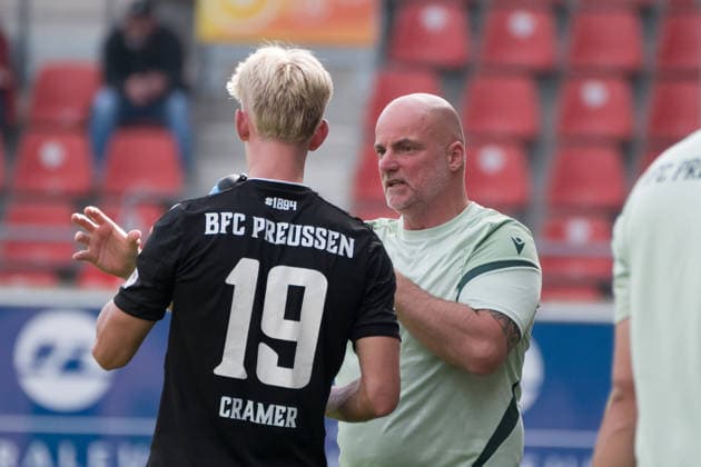 Coach Daniel Volbert of BFC Preussen in conversation with Finn Cramer Preussen, 19, Hallescher FC vs. BFC Preussen 1894 e.V., soccer, Regionalliga Nordost, Matchday 11, 2026–27 season, September 26, 2026, Halle Leuna Chemie Stadium, ST Deutschland
