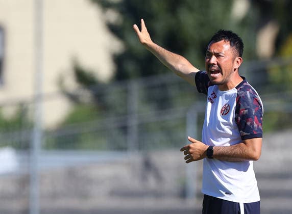 Football Women german DFB Pokal Cup 2026 - 2027 Fc Ingolstadt-FSV Mainz Coach of Mainz Yamashita Takashi gestures during the Women German DFB Pokal Cup 2026 - 2027 football match between Fc Ingolstadt and 1.FSV Mainz 05 at ESV Stadium in Ingolstadt , Bayern , Germany . September 26th , 2026 Photo by Davide Elias Copyright: xDavidexEliasx
