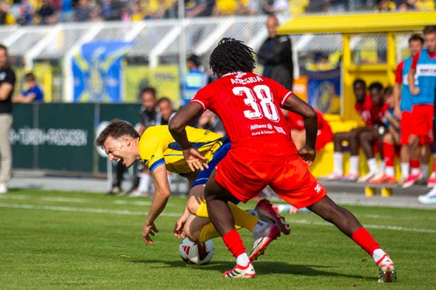 GER, Leipzig, Soccer, Northeast Regional League, Matchday 11, 1 FC Lokomotive Leipzig vs. FC Rot Weiß Erfurt (pictured, from left): Jonas Arcalean (Lokomotive Leipzig, 17), Ayooluwa Adesida (FC Rot Weiß Erfurt, 38), tackle on September 26, 2026, Bruno Plache Stadium, Leipzig. DFB regulations prohibit any use of photographs as image sequences and or quasi-video, Copyright: HMBxMedia PaulxFritz
