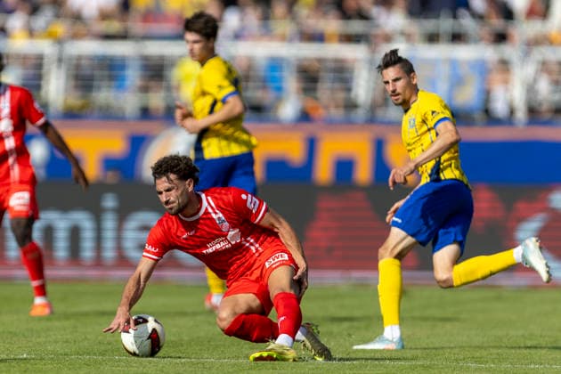 GER, Leipzig, Soccer, Northeast Regional League, Matchday 11, 1 FC Lokomotive Leipzig vs. FC Rot Weiß Erfurt. Pictured (from left): Romarjo Hajrulla of FC Rot Weiß Erfurt 09, injured, holding his thigh, September 26, 2026, Bruno Plache Stadium, Leipzig. DFB regulations prohibit any use of photographs as image sequences and or quasi-video, Copyright: HMBxMedia PaulxFritz