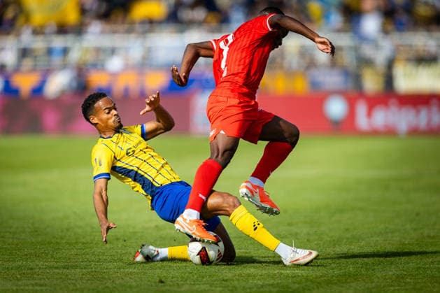 Leipzig, 260926, Soccer: Northeast Regional League—Lok Leipzig vs. FC Rot-Weiß Erfurt; pictured: Benjika Caciel Dehl (Erfurt) vs. Ayodele May Adetula (Leipzig)