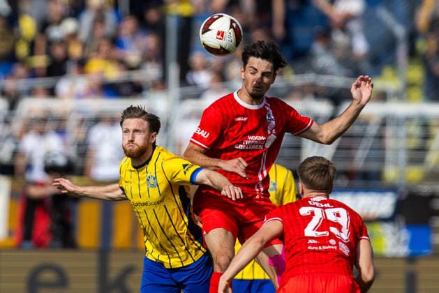 Leipzig, 260926, Soccer: Northeast Regional League—Lok Leipzig vs. FC Rot-Weiß Erfurt; pictured: Justin Forkel and Laurenz Dehl (Erfurt) vs. Dorian Cevis (Leipzig)