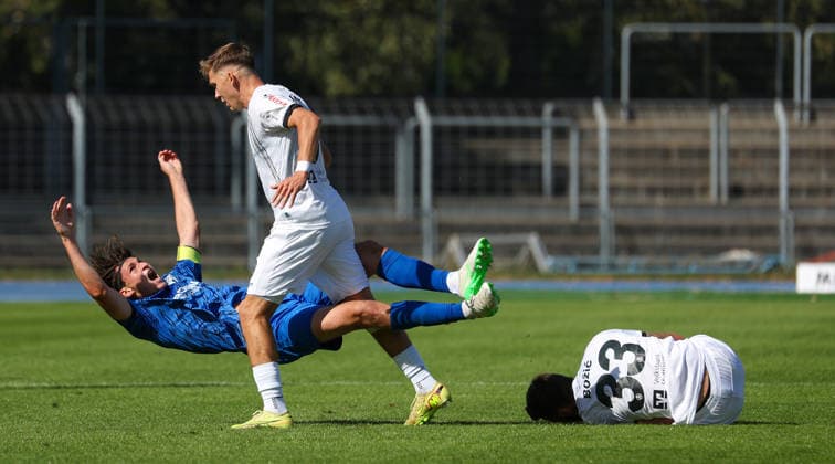 September 26, 2026, Germany, Heilbronn: SGV Heilbronn Freiberg vs. SV Stuttgarter Kickers. Sebastian Müller (Kickers, center) shoves Paul Polauke (Freiberg, left). Both players are then shown red cards.