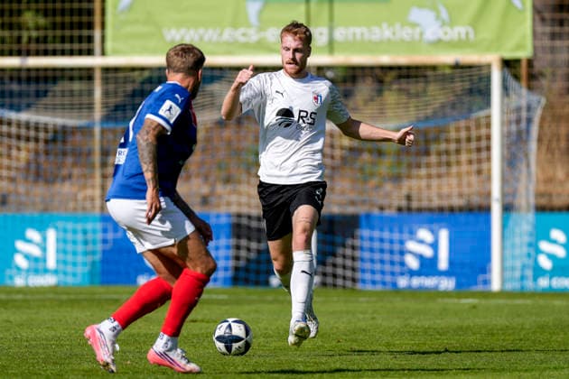From left: Alexander Esswein, VfR Mannheim, 11, captain; Milian Habermehl, SG Barockstadt, 4; tackle, game scene, duel, tackle, tackling, dynamic, action, 26 September 2026, Mannheim, Germany, soccer, Regionalliga Südwest, VfR Mannheim, SG Barockstadt, Fulda, Lehnerz xozx